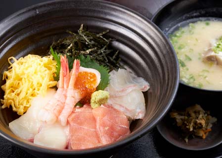 長崎近海の鮮魚を使用した網元殿様丼。6種類の季節の鮮魚を海鮮丼でお楽しみください。