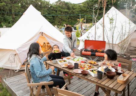 夕食、朝食はお部屋のバルコニーで。パパが焼いてくれるお肉をほお張ろう！皆が笑顔になるリラックスしたひと時を。