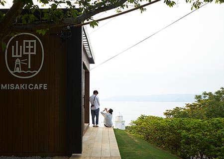 島内にあるコンセプトの異なる4つのカフェでは、豆を挽いて自分で淹れるコーヒや手煎りのお茶を楽しめます。