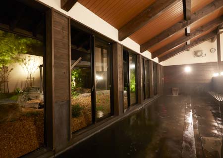 庭園を眺めながら入る内風呂。Ark Land Spa温泉大浴場の浴槽はシンプルな広々とした浴室。